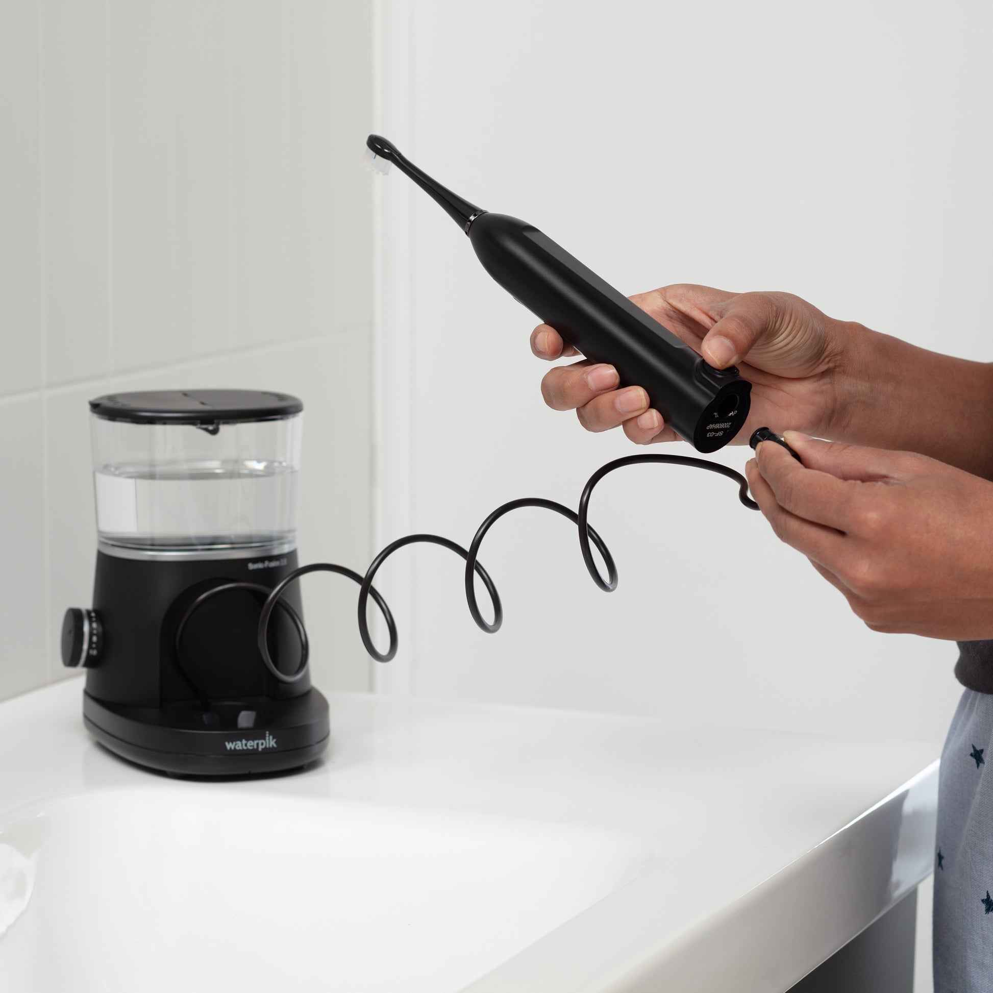 Disconnecting the Flossing Toothbrush - Sonic-Fusion™ 2.0 SF-03 Black